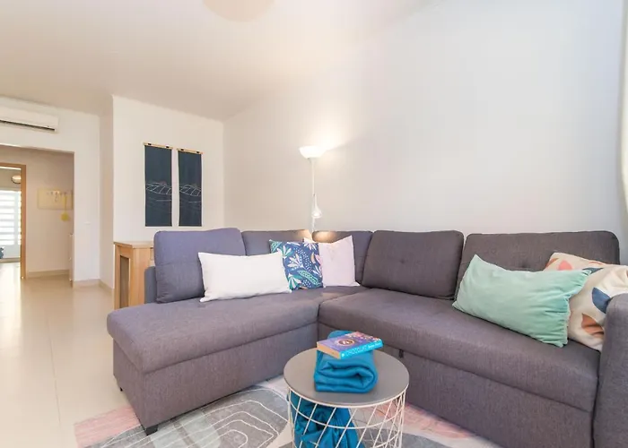 Casa Nobre 2Bdr - 4 Mins Walk Train Station - Pool - Patio - Quiet
