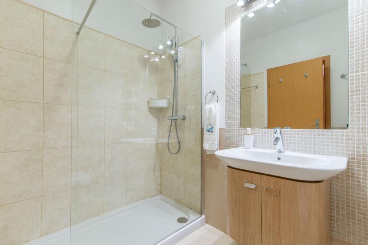Apartment Casa Nobre 2bdr - 4 Mins Walk Train Station - Pool - Patio - Quiet Conceicao (Faro)